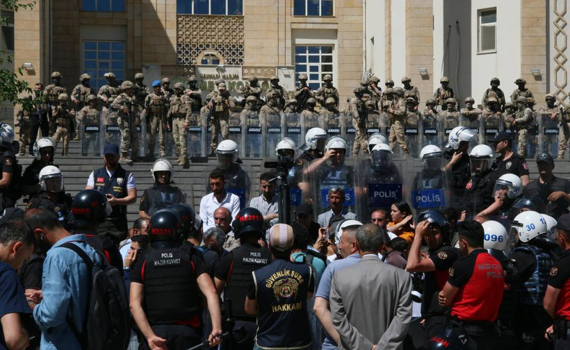 Hakkari'de halk, iradesi için ayakta: Akış'a verilen ceza sonrası yapılan yürüyüş objektiflere böyle yansıdı - Resim: 3